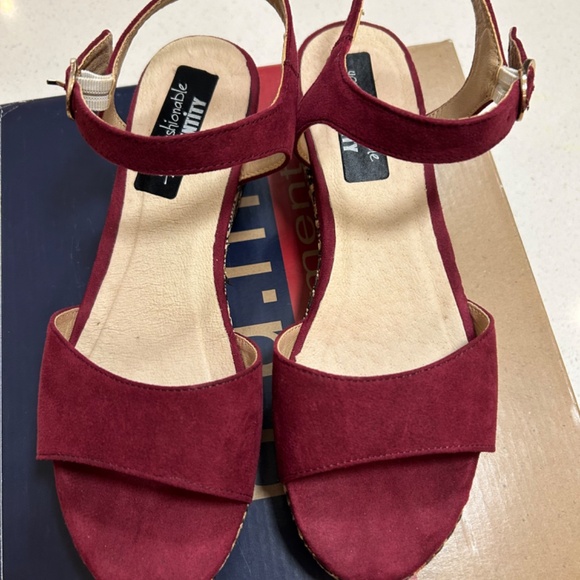 Burgundy Low Wedge Sandals – EU 38 - Picture 8 of 10